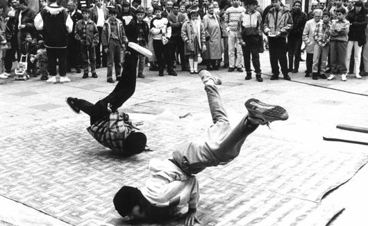 Jóvenes haciendo una exhibición de breakdance en la calle en 1986./ Eduardo Argote