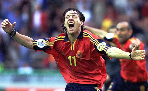Alfonso celebra eufórico el gol que en el minuto 96 dio España el pase a cuartos en la Eurocopa de 2000. /REUTERS