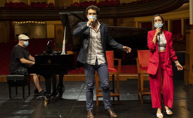 El pianista Jerónimo Maesso y los jóvenes solistas Luis Maesso Moratilla y María Barceló Suárez, ayer, durante la presentación del montaje. / C7