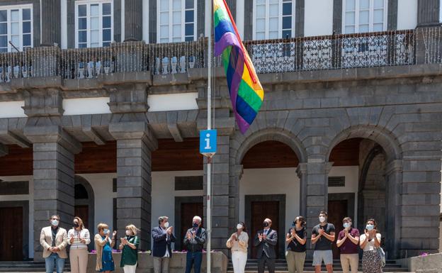 El Ayuntamiento izó la bandera LGTBI+ en las Casas Consistoriales con motivo de la celebración, este lunes, del Día Internacional del Orgullo. 