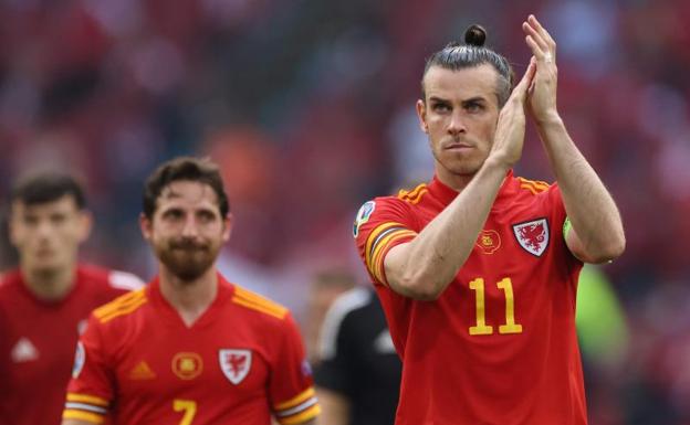 Gareth Bale se despide de la afición tras caer ante Dinamarca. /Afp