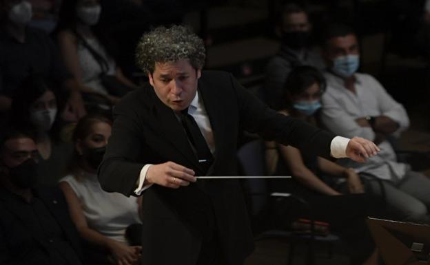Gustavo Dudamel, anoche, en el concierto inaugural en Gran Canaria del 37º Festival de Música de Canarias. 