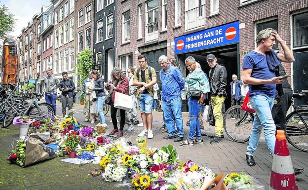 Varios ciudadanos depositan flores, velas y mensajes en el lugar donde fue asesinado De Vries. 