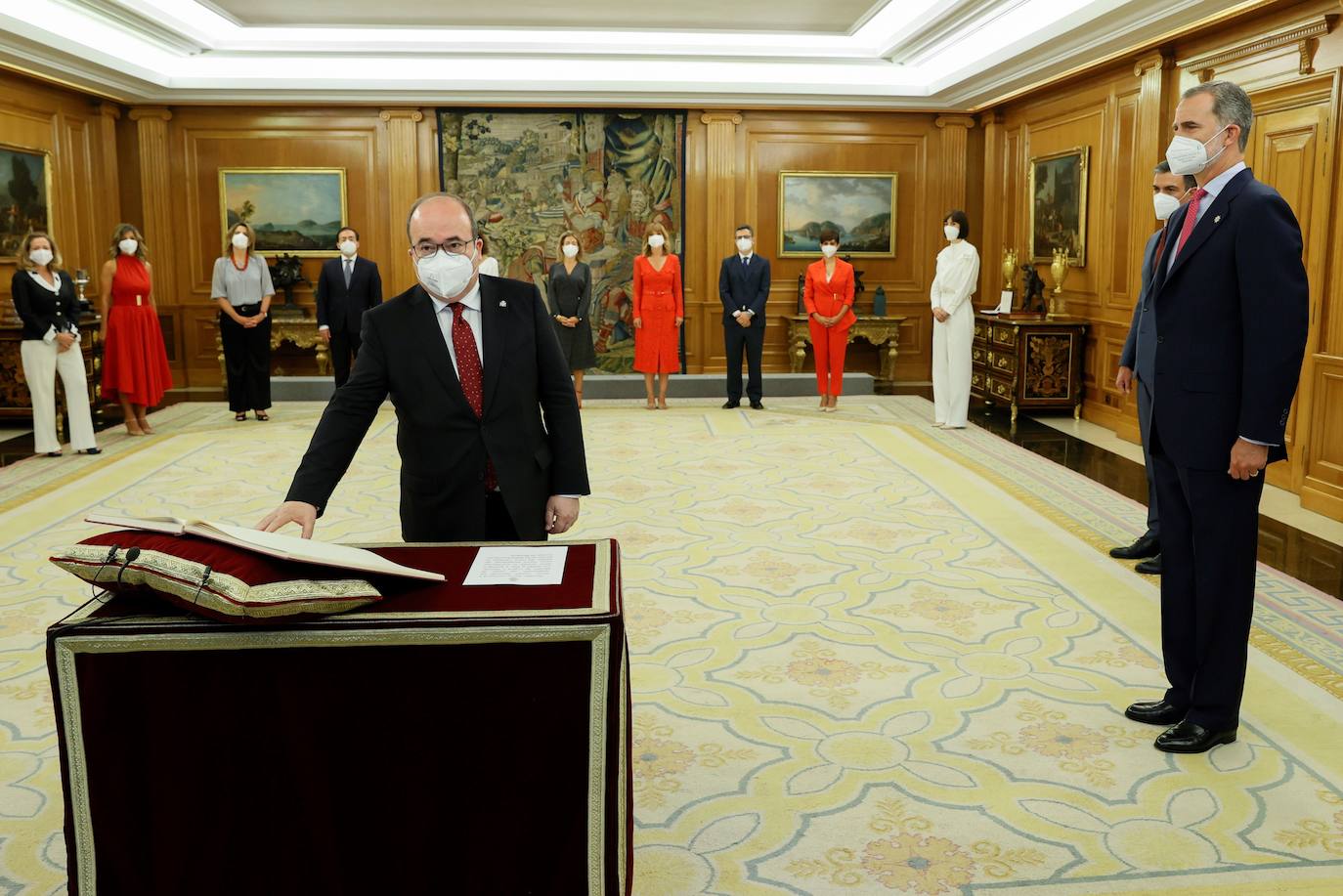 Miquel Iceta, promete ante el Rey su cargo como ministro de Cultura y Deporte.