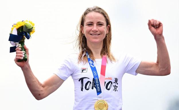 Annemiek Van Vleuten celebra su oro olímpico en la crontrarreloj./Ina FASSBENDER / AFP