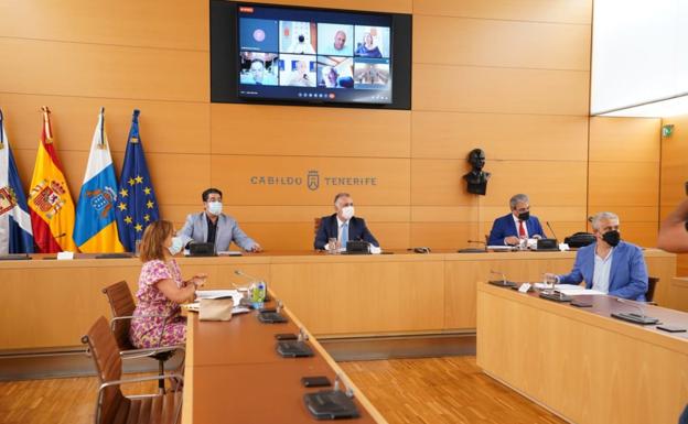 Imagen de la reunión de la Fecai celebrada ayer en el Cabildo de Tenerife con la presencia del presidente del Gobierno y del vicepresidente. / C7