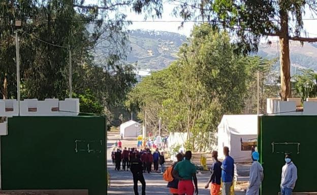 Imagen de archivo de la llegada de migrantes a las puertas del campamento de Las Rijks, ubicado en el norte de Tenerife. 