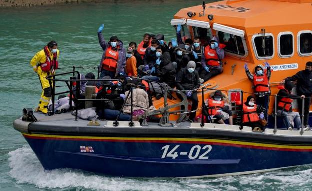 Un barco llega al puerto de Dover con inmigrantes rescatados en el Canal de la Mancha. 