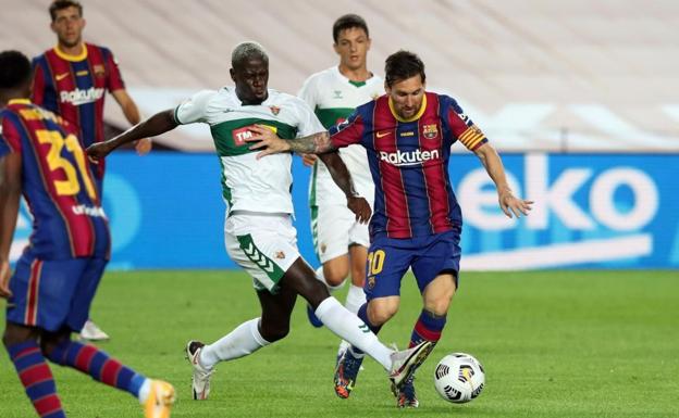 Mfulu intercepta una jugada de Messi en un partido disputado con el Elche frente al Barcelona. / TWITTER