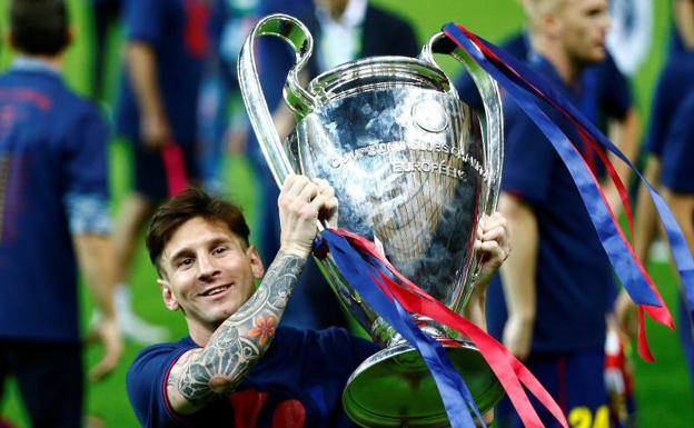 Messi levanta la última de las cuatro Champions que ganó con el Barça. 