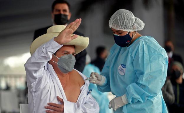 El presidente de Perú, Pedro Castillo, se vacuna contra la covid./AFP