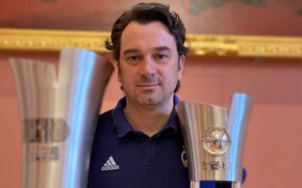 El expreparador asistente del Club Baloncesto Gran Canaria, Israel González, posa con trofeos de campeón de la Bundesliga y de la Copa de Alemania. 