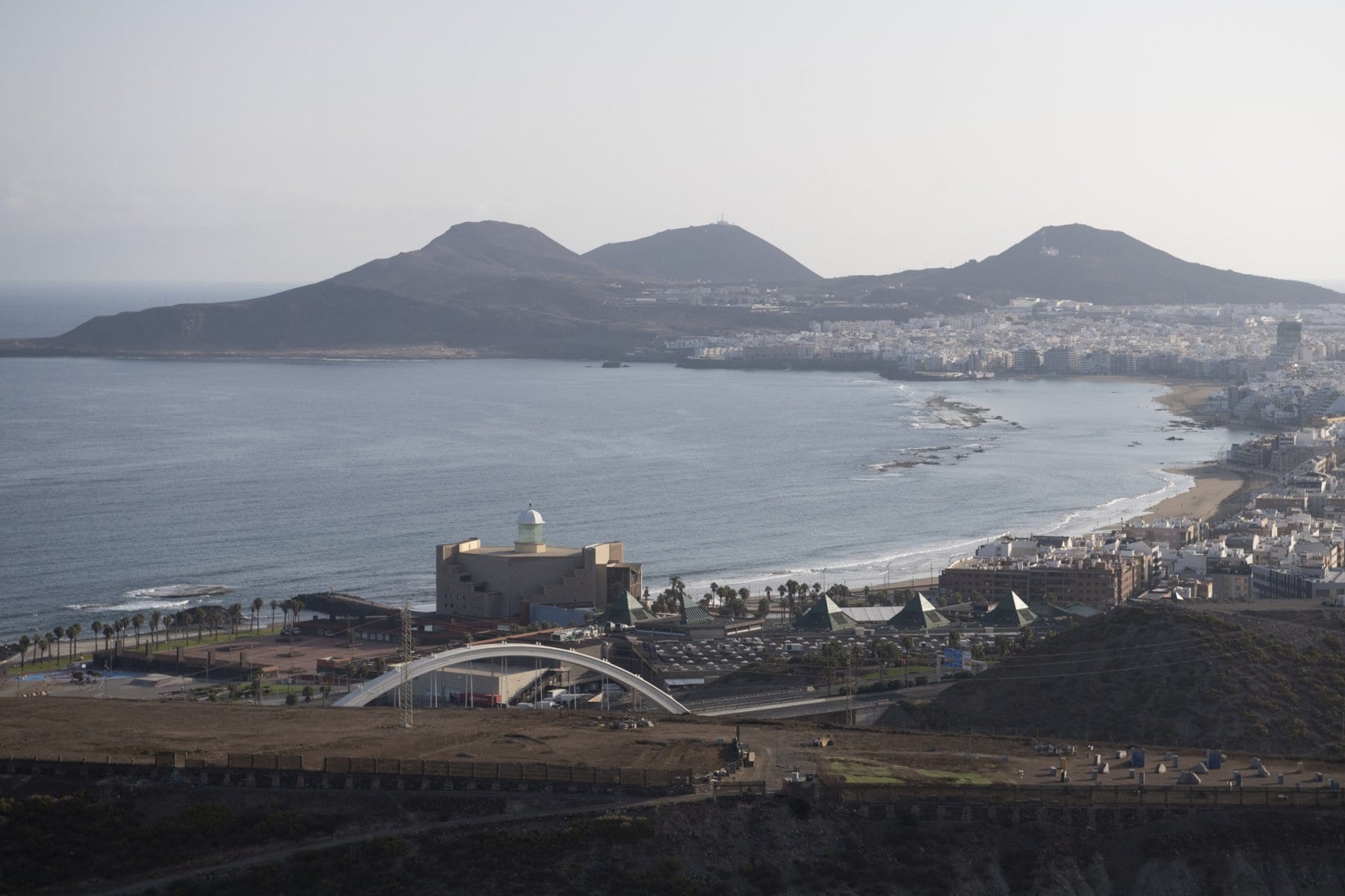 Imagen de la bahía capitalina con la playa de Las Canteras y El Confitla al fondo. / JUAN CARLOS ALONSO