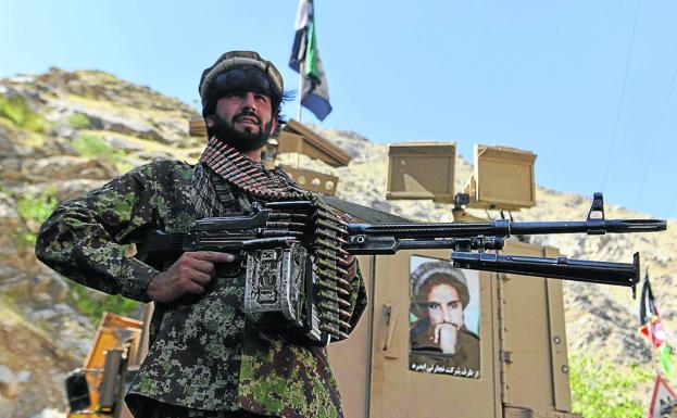 El movimiento de resistencia afgano y las fuerzas emergentes antitalibanes patrullan por el Rah-e Tang, en Panjshir.