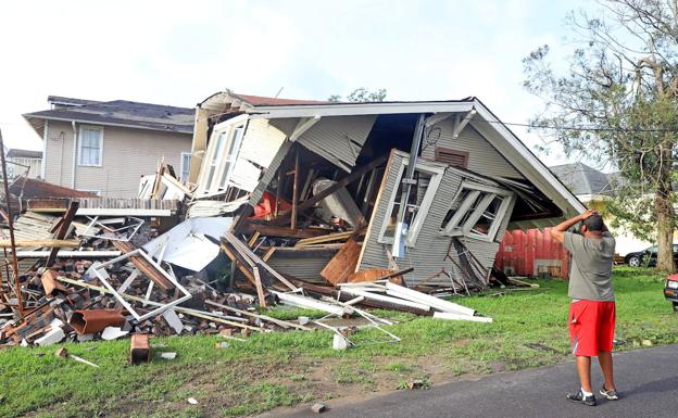 Un hombre contempla el estado de su casa tras el paso del huracán Ida por Nueva Orleans./Reuters