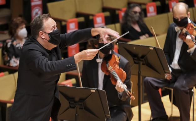 Karel Mark Chichon, en un concierto de la pasada temporada de la Orquesta Filarmónica de Gran Canaria (OFGC). 