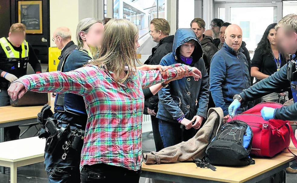 Los pasajeros se someten al registro policial en el aeropuerto de Amberes, dos días después del atentado de 2016./AFP