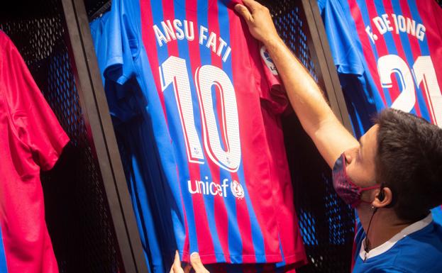 Camiseta de Ansu Fati con el dorsal '10' en la tienda oficial del Barça en el Camp Nou.