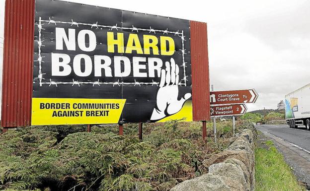 Cartel próximo a la frontera en protesta por el incremento de las medidas en el comercio entre Irlanda y el Reino unido./AFP