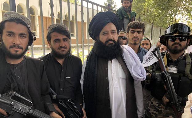 l mulá Hanoun Haqqani, recién nombrado responsable municipal de Kabul, a la salida de la oración en una mezquita. /M. Ayestaran