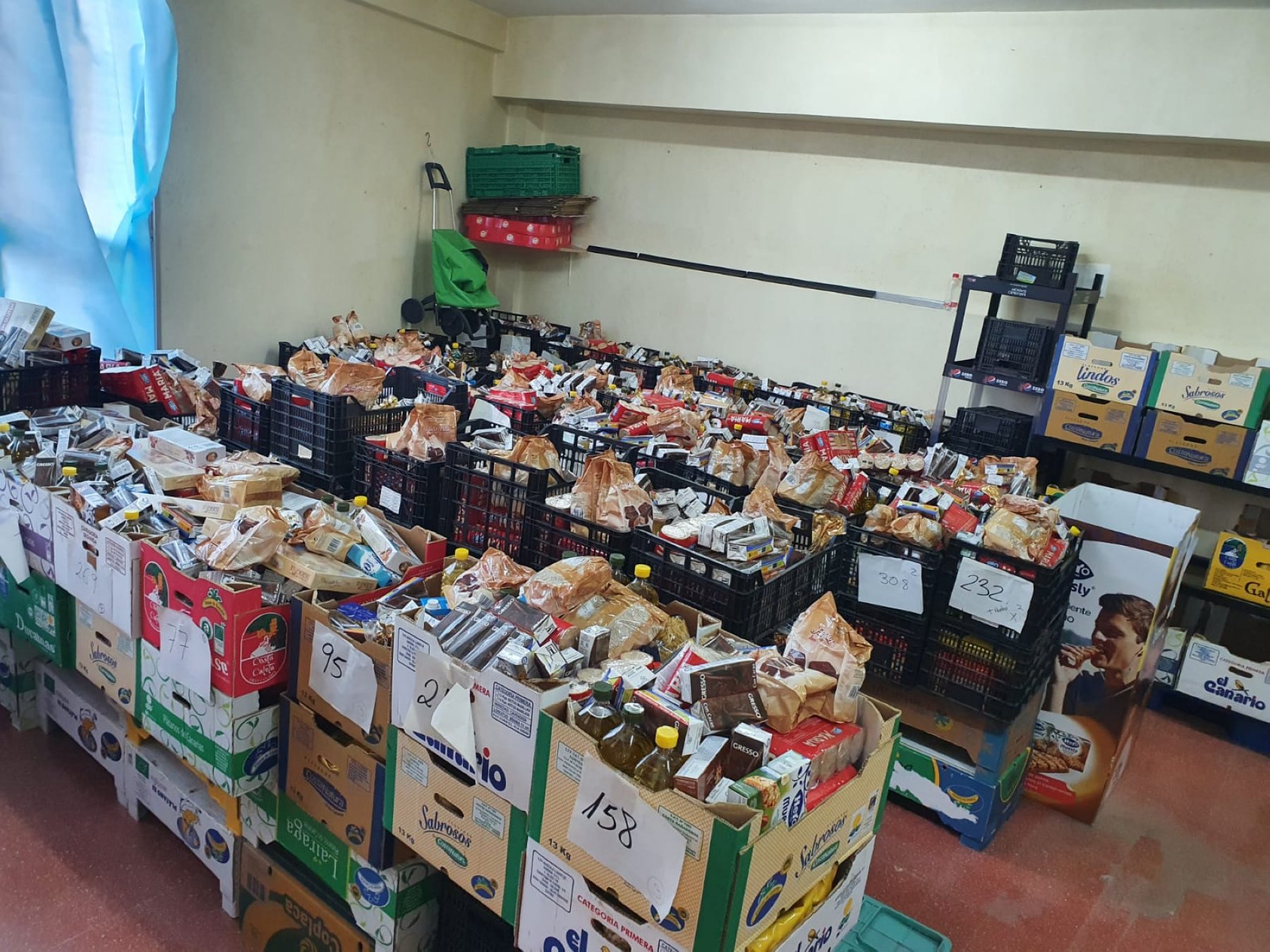 Imagen de archivo de los lotes de alimentos que entrega Cofiris en Zárate. / C7