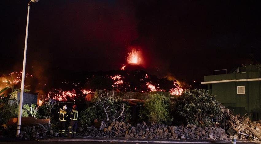La lava alcanza los 12 metros de altura y destruye al menos 200 viviendas - Vimarsana News