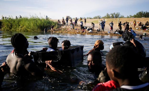 Migrantes haitianos cruzan el Río Grande hacia México./REUTERS