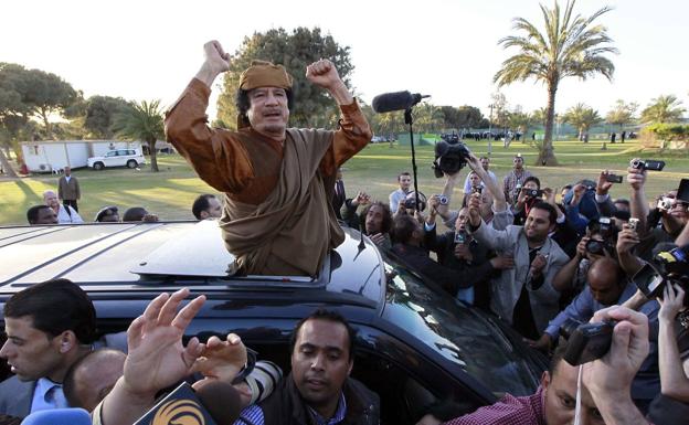 El líer libio Muamar Gadafi, jaleado por sus seguidores en 2011. /Reuters