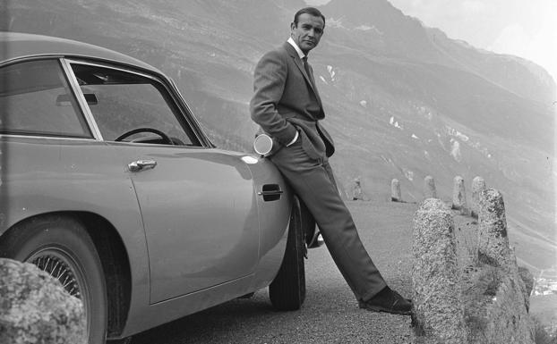 Sean Connery posa junto al Aston Martin DB5, en la película 'James Bond vs.  Goldfinger ', uno de los vehículos que se pueden ver en la feria 007 en Los Ángeles.  /