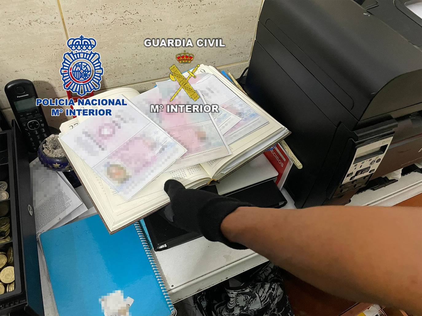 Se cae una organización que transportaba inmigrantes con documentos falsos desde las Islas Canarias a Hersonissos