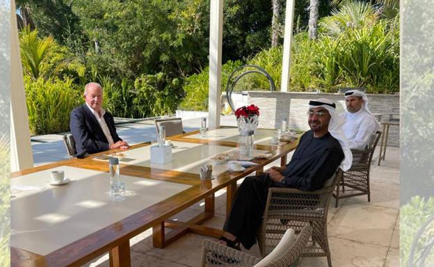 El rey emérito junto al príncipe heredero de Abu Dabi en su residencia de los Emiratos Árabes.
