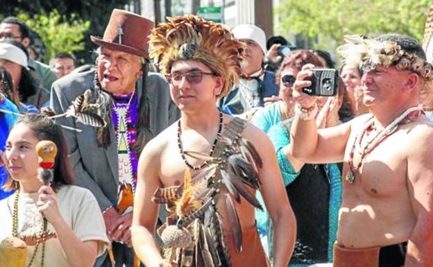 Una comunidad tribal desfila en 2019 en Los Angeles. 