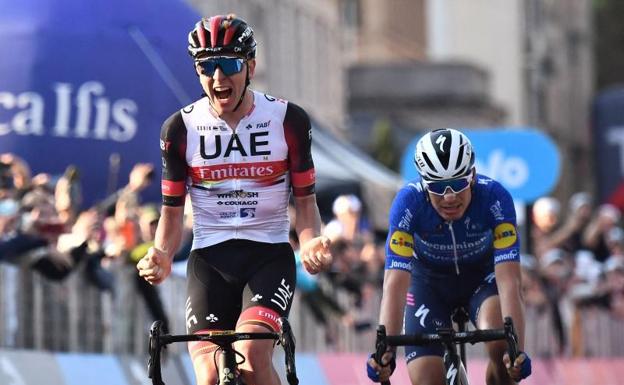 Pogačar celebra su triunfo en el Giro de Lombardía.  / Marco BERTORELLO / AFP