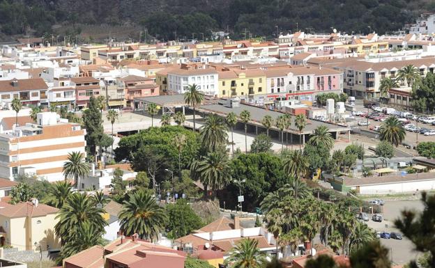 Vista general del casco urbano de Santa Brígida antes del derribo del fallido centro comercial. 