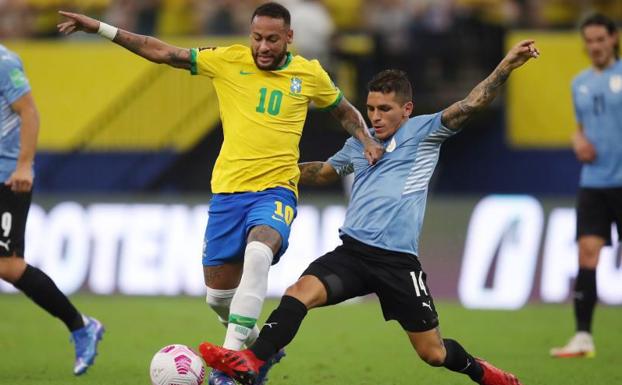 Neymar supera al uruguayo Lucas Torreira. 