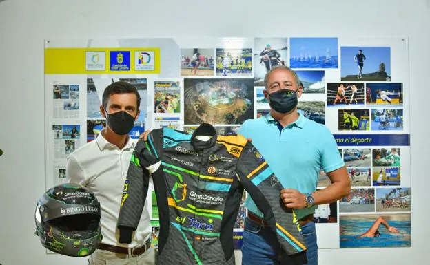 Rogelio Peñate, junto con Francisco Castellano, muestra su nuevo casco y mono de trabajo. / MOTORALDIA7.COM