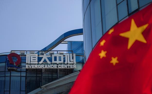 Vista de la bandera china junto a la sede de la constructora Evergrande en Shanghai./efe