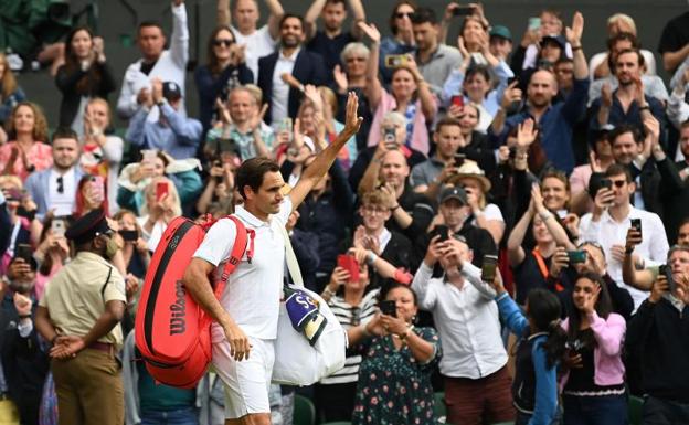 Roger Federer saluda al público tras un partido. 