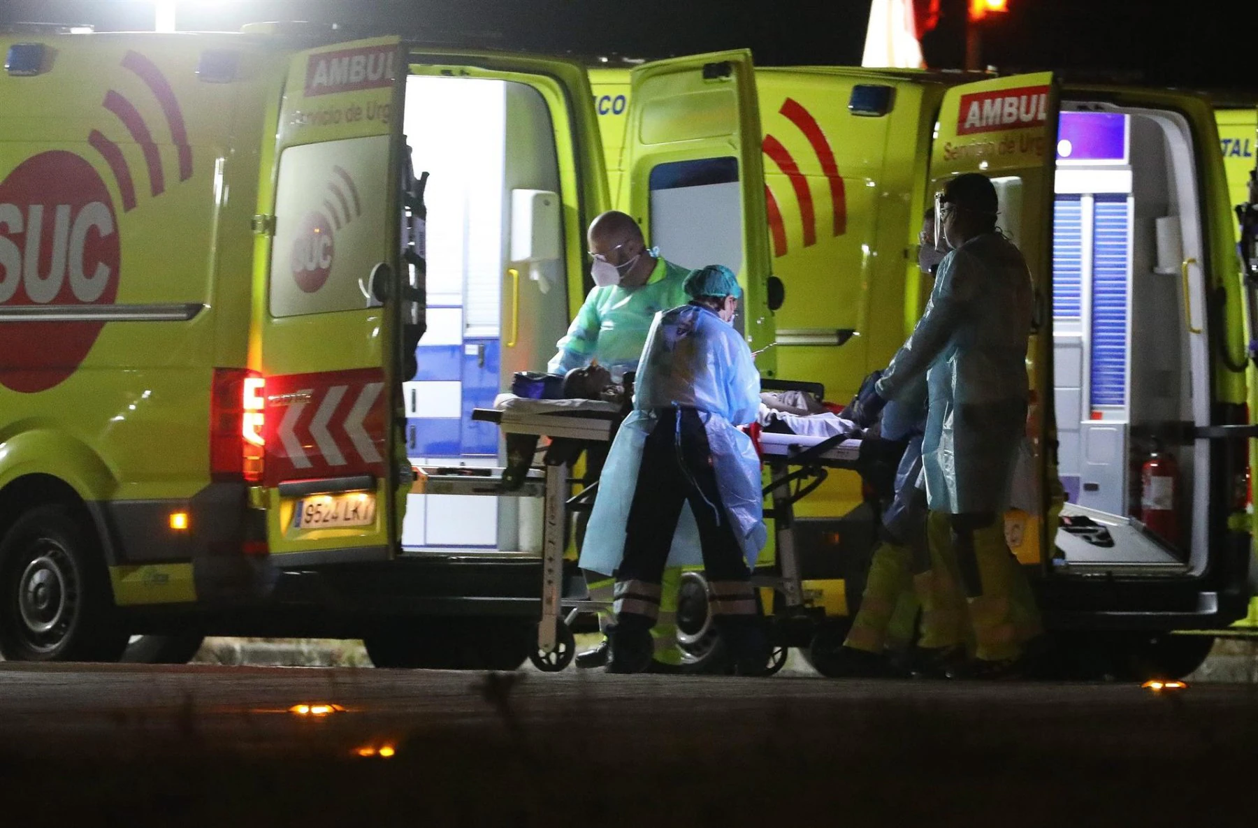 El personal de emergencia traslada al bebé, fallecido en el hostpiral, los cuatro niños y las tres mujeres que viajaban a bordo de una patera rescatada el domingo al sur de Gran Canaria. / EFE