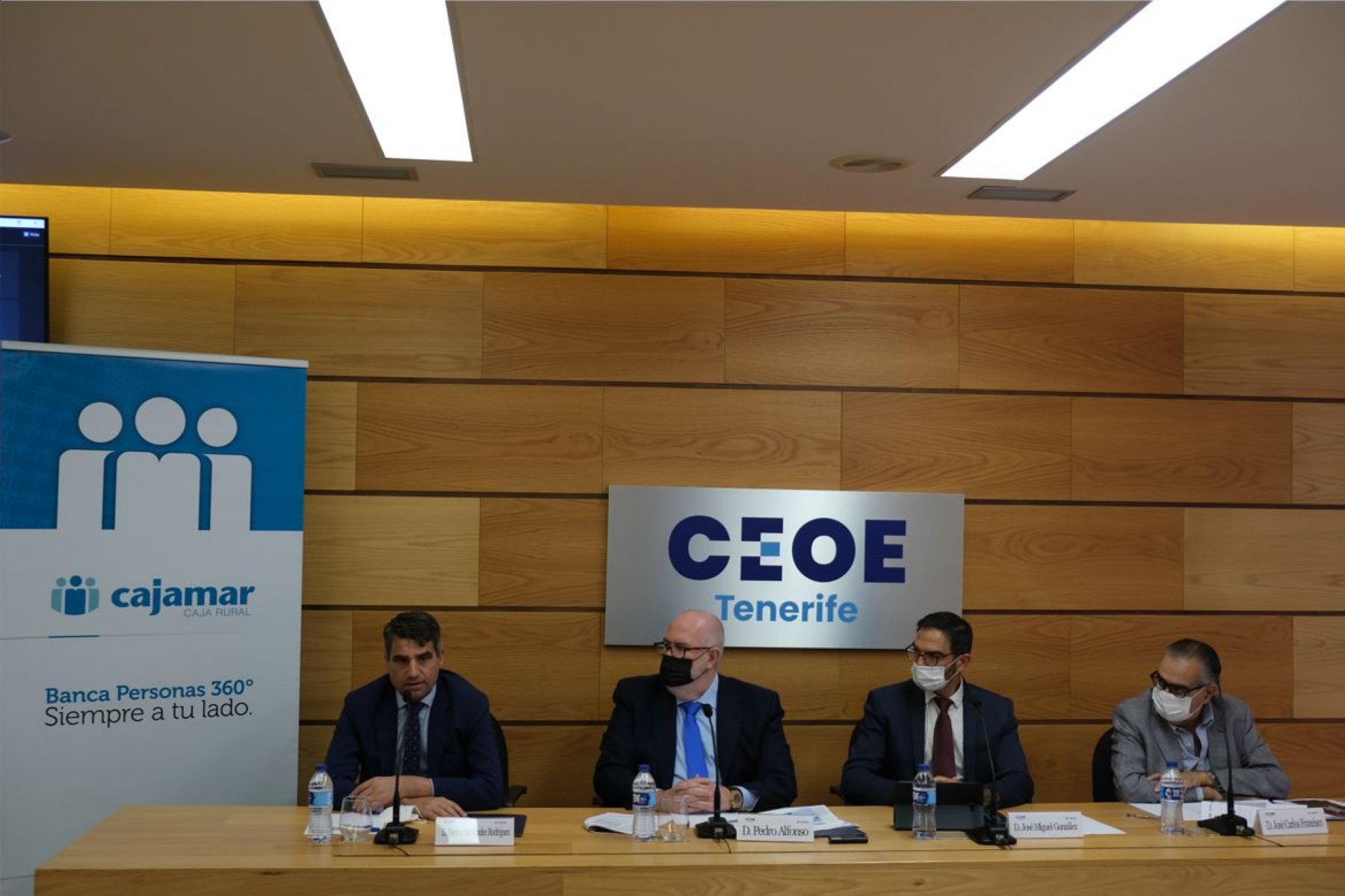 El presidente de la CEOE de Tenerife, José Carlos Francisco (dcha.), José Miguel González, Pedro Afonso y Héctor Hernández (Cajamar), ayer. / C7