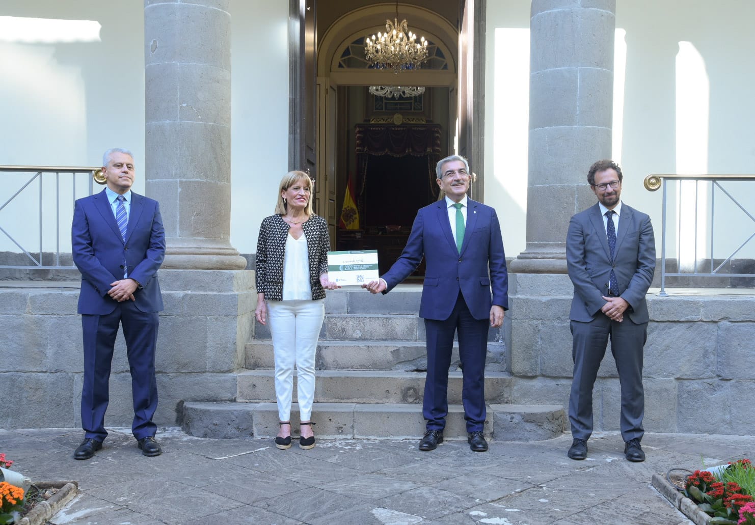 El consejero de Hacienda, Román Rodríguez, y su equipo entregaron el presupuesto a la vicepresidenta del Parlamento, Esther González. 
