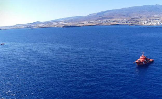 Vista aérea de la mancha de fuel que afectó a la coste este de Gran Canaria. 