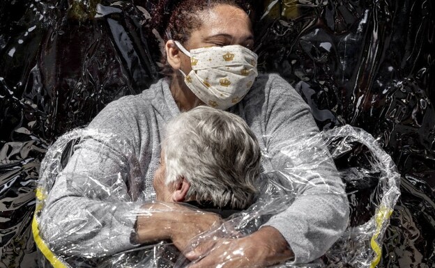 'First Hug', foto ganadora World Press Photo 2020. / Mads Nissen