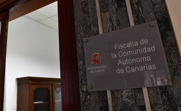 Imagen de la puerta de la sede de la Fiscalía de la Comunidad Autónoma de Canarias. 