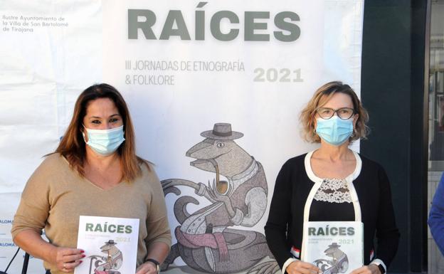 La concejal de Cultura, Elena Espino, y la alcaldesa, Conchi Narváez, delante del cartel de 'Raíces'. /C7