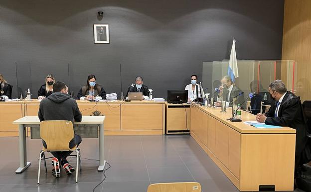 El condenado, ayer de espaldas durante la vista oral celebrada ante la Sección Segunda de la Audiencia Provincial de Las Palmas.