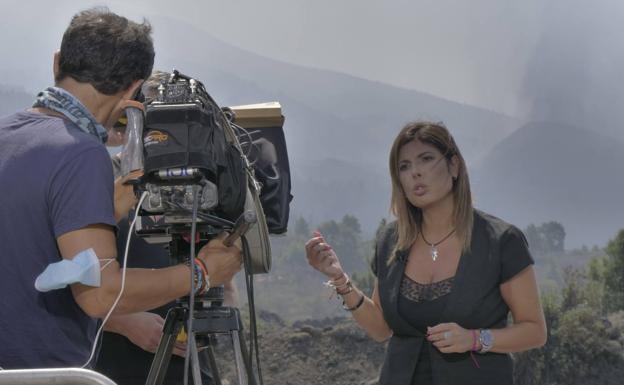 La periodista Francisca González, en una de sus conexiones en directo para explicar la evolución del volcán./R. C.