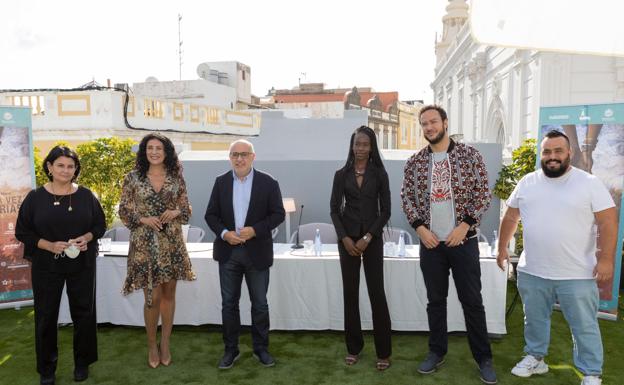 De izquierda a derecha, Nona Perera, Yanely Hernández, Antonio Morales, Diarra Diouf, Armando Ravelo y Kike Pérez, ayer, en la terraza del Hotel Cordial Malteses. / C7