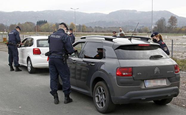 Policías de Austria controlan la vacunación de los ciudadanos./AFP