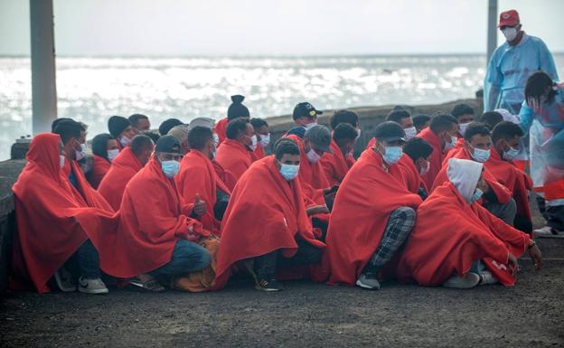 Llegada de 41 inmigrantes al muelle de La Cebolla, en Arrecife. /EFE